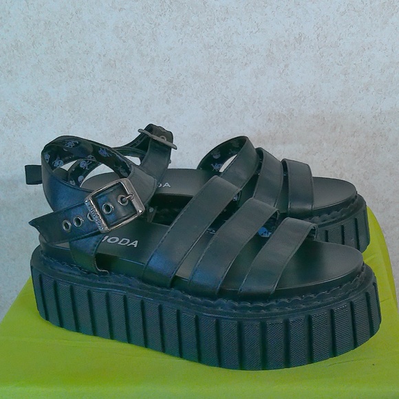 LikeNew La Moda Chunky Platform Sandals - Black/Skulls Inner Lining/Size 9 - Picture 1 of 10